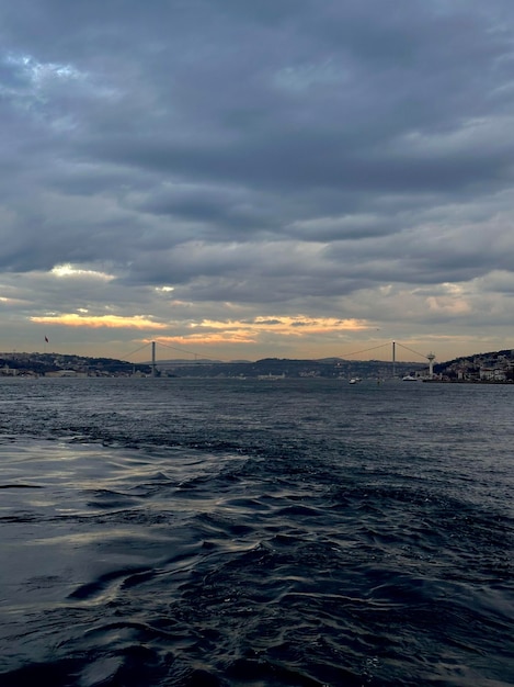 Photo view of istanbul and the bosphorus from a sailing ferry