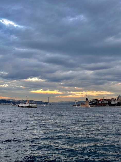 Photo view of istanbul and the bosphorus from a sailing ferry