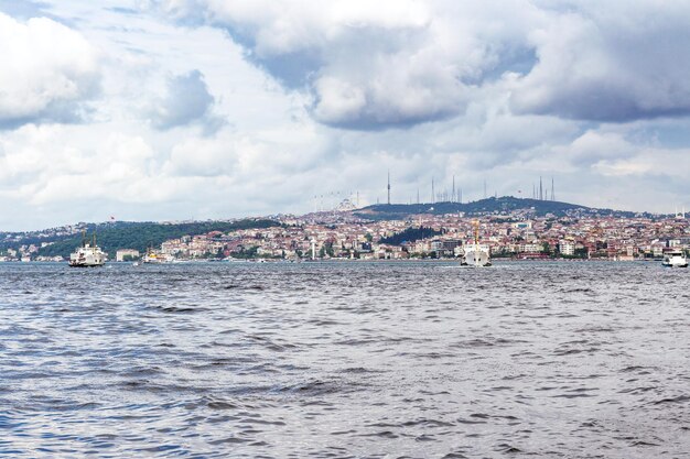 Photo view of istanbul city on watefront of golden horn