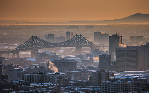 퀘벡 몬트리올의 마운트 로열(Mount Royal)에서 겨울 일출의 안개 속 자크 카르티에 다리(Jacques Cartier Bridge)의 전망