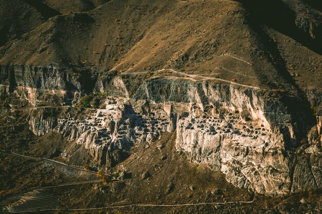 Photo view to javakheti wonderful vardzia and samtskhe-javakheti region in georgian mountain