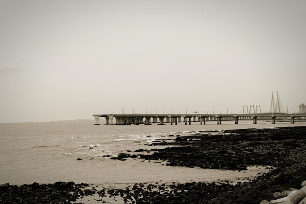 Foto vista del molo che conduce al mare