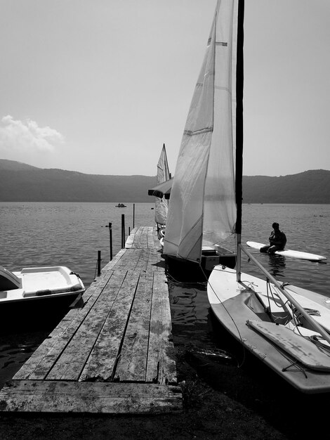 Photo view of jetty in sea