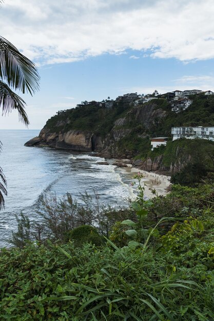 Photo view of joatinga beach, rio de janeiro, brazil. day with blue sky and some clouds.