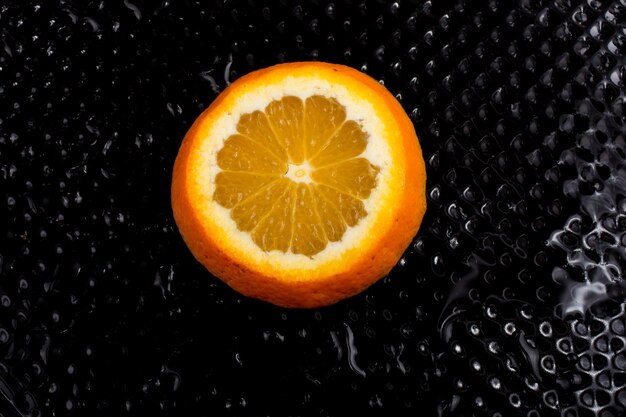 Foto una vista di una frutta arancione tagliata matura succosa