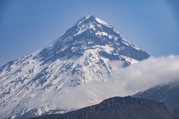 仮面火山、活発なKlyuchevskoy火山、活発なBezymianny火山の眺め。