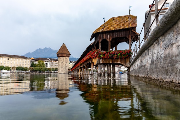 Photo view of kapellbrücke in lucerne, switzerland