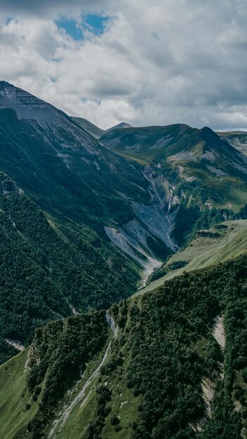 ジョージア州カズベギの眺め。美しい自然の山の背景。夏