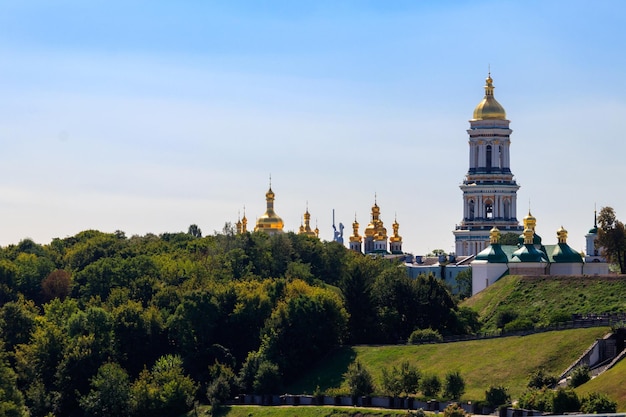 Вид на Киево-Печерскую Лавру, также известную как Киево-Печерский монастырь в Украине.