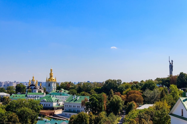 Вид на Киево-Печерскую лавру Киево-Печерский монастырь и монумент Родина-мать в Украине