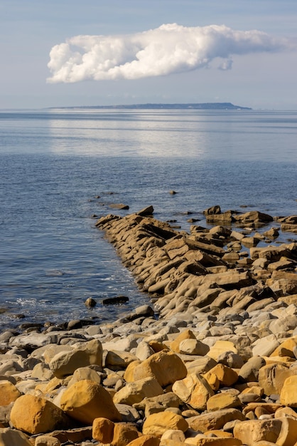 도싯(Dorset)의 퍼벡 섬(Isle of Purbeck)에 있는 킴머리지 만의 전망