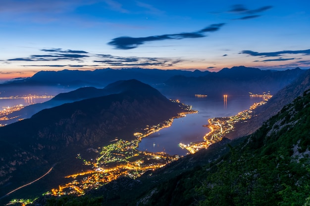 Взгляд залива Kotor от высокой горной вершины на заходе солнца.