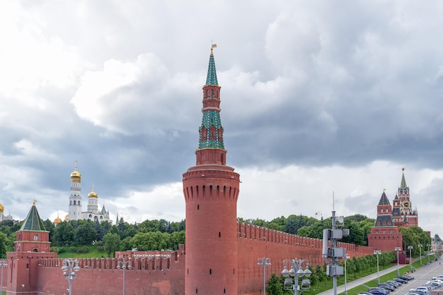 Вид на Кремлевскую набережную в пасмурный день, Москва, Россия.