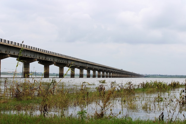 Kolhar（Vijayapura）近くのクリシュナ川橋の眺め。