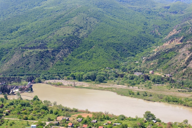 Вид на реку Кура (Мтквари) в горах Кавказа, Грузия