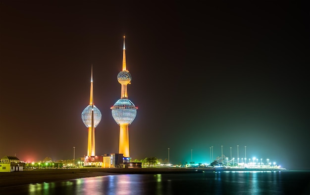 Foto vista delle torri del kuwait di notte città del kuwait medio oriente