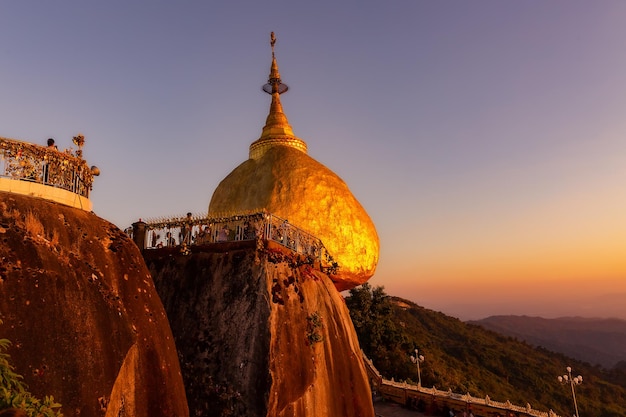 Photo view of kyaiktiyo pagoda at sunset. golden rock. myanmar. burma