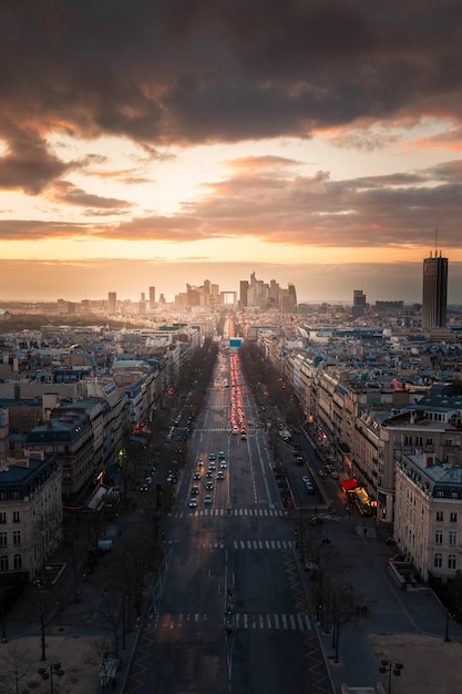 Photo view of la defense financial district and the grande armée avenue seen from the top roof of the arc de triomphe (triumphal arch) in paris, france.