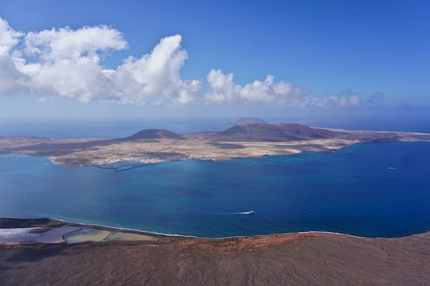 スペイン、カナリア諸島のランサローテ島の崖からラグラシオーザ島の眺め