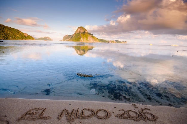 Foto vista del lago contro il cielo