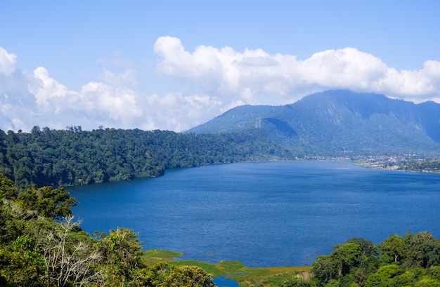 호수 Buyan (Danau Buyan) 위에서 볼 수 있습니다. 호수와 산을 조망할 수있는 풍경. Bedugul, Buleleng, 발리, 인도네시아.