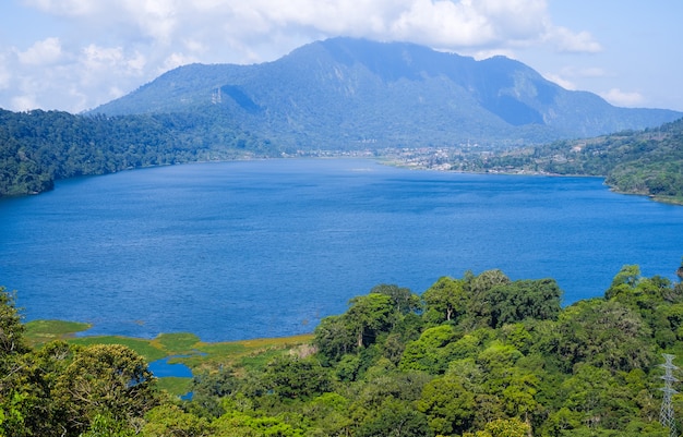 호수 Buyan (Danau Buyan) 위에서 볼 수 있습니다. 호수와 산을 조망할 수있는 풍경. Bedugul, Buleleng, 발리, 인도네시아.