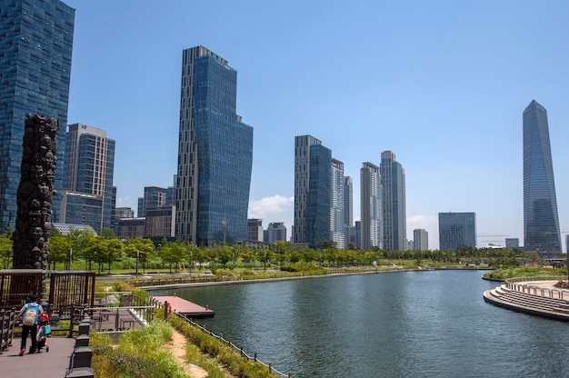 青い空に照らされた近代的な建物の湖の景色