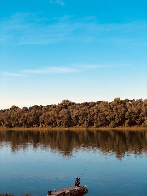 Photo view of a lake in the forest