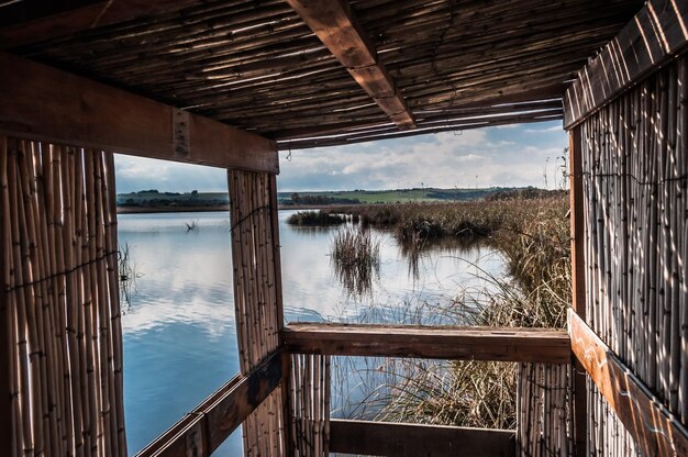 葦の建物からの湖の眺め