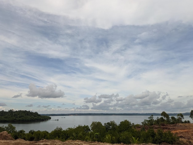 Photo a view of the lake from the hill