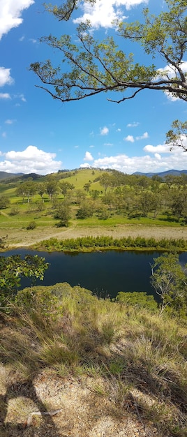 Foto una vista del lago dalla cima della collina