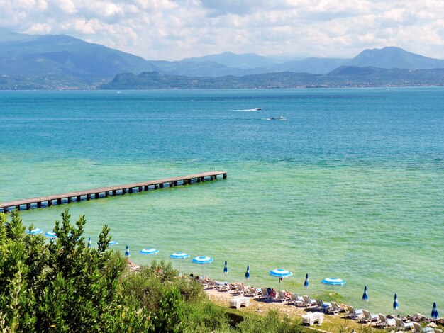 Vista sul lago di garda in italia montagne spiaggia