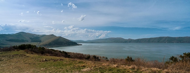 Vista del lago sevan in armenia all'inizio della primavera