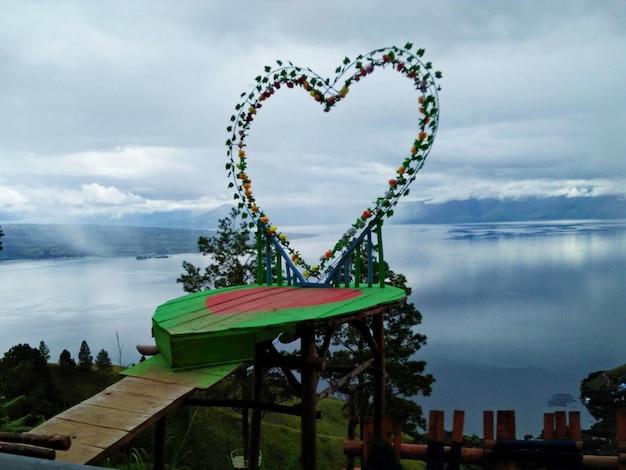 Photo view of lake toba with clear water