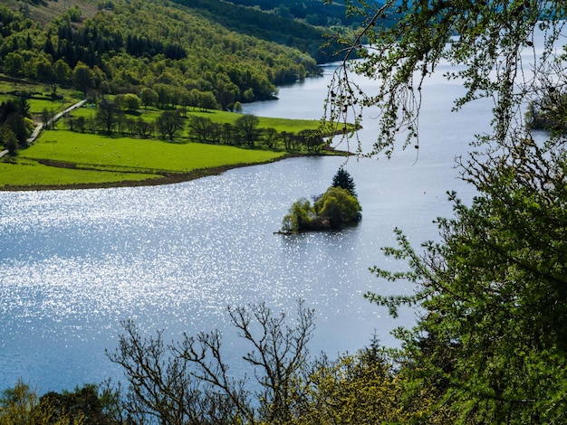 Photo view of a lake