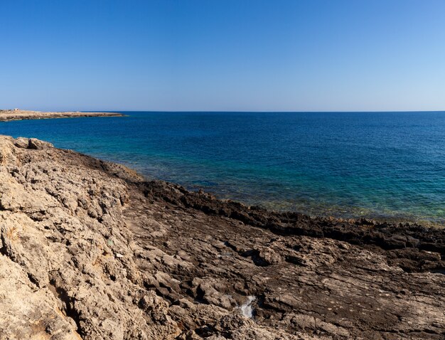 夏のランペドゥーサ島の海岸の眺め