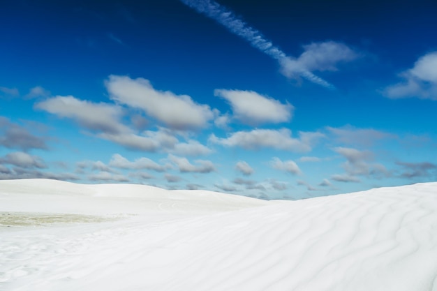 Foto vista delle dune di sabbia di lancelin nell'australia occidentale questo posto per il surf nella sabbia famoso per le famiglie che si godono la vista del paesaggio