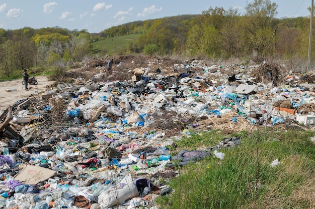 Вид на свалку Мусорная свалка Куча пластикового мусора Пищевые отходы и другой мусор Концепция загрязнения Море мусора начинает вторгаться и разрушать красивый сельский пейзаж