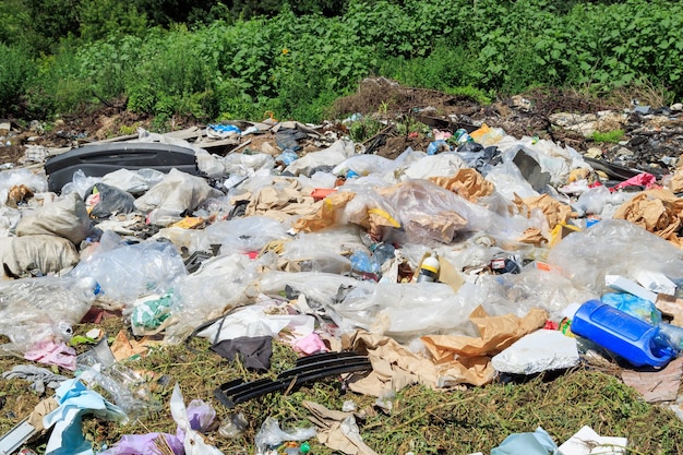 매립지 모습 매립지 플라스틱 쓰레기 더미 음식물 쓰레기 및 기타 쓰레기 자연 오염 쓰레기 바다가 아름다운 풍경을 침범하고 파괴하기 시작합니다