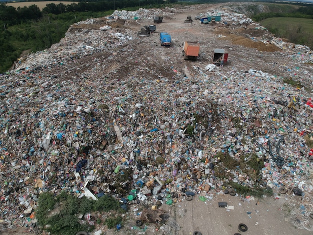 Vista di una discarica e di veicoli