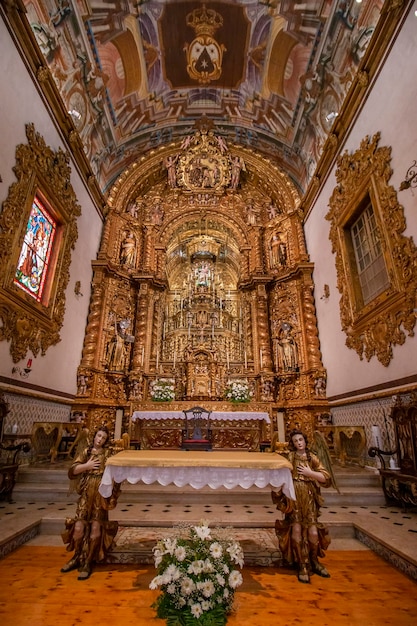 Vista della chiesa del punto di riferimento dei dettagli interni di carmo situata a faro, portogallo.