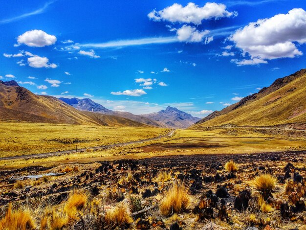 Foto veduta del paesaggio contro un cielo nuvoloso