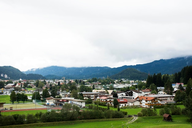 アルプスの山の風景とロイテ市の街並みを見るオーストリアのチロル州で2017年9月2日に人々が訪れて買い物をするためのマーケットタウンです