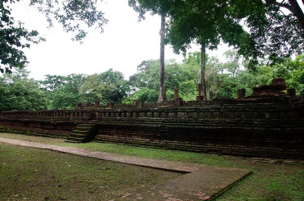 고대 건물에 있는 왓 프라싱(Wat Phra Sing)에 있는 부처상의 풍경과 캄팽펫 역사공원(Kamphaeng Phet Historical Park) 유적지는 캄팽펫 태국(Kamphaeng Phet Thailand)의 고고학 유적지이자 아라니크 지역(Aranyik Area)입니다.