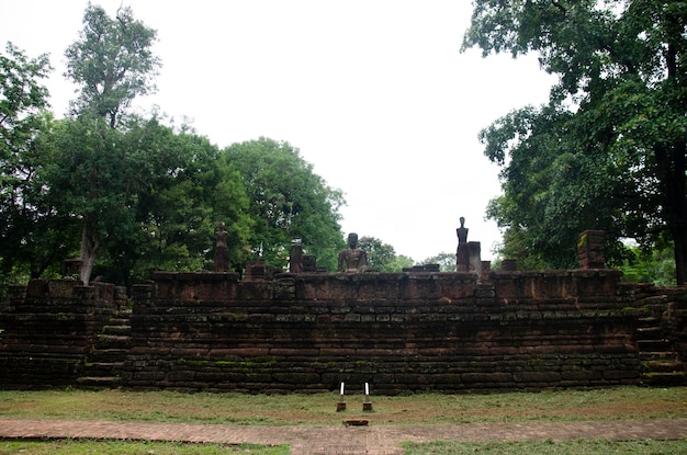 고대 건물에 있는 왓 프라싱(Wat Phra Sing)에 있는 부처상의 풍경과 캄팽펫 역사공원(Kamphaeng Phet Historical Park) 유적지는 캄팽펫 태국(Kamphaeng Phet Thailand)의 고고학 유적지이자 아라니크 지역(Aranyik Area)입니다.