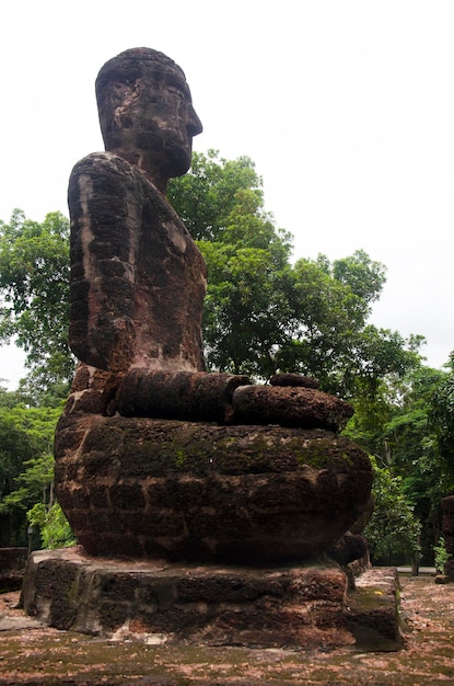 古代の建物と廃墟の街にあるワットプラシンの仏像の風景を見るカムペーンペット歴史公園は、タイのカムペーンペットの遺跡とアラニク地区です。