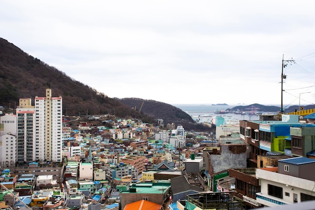 2023년 2월 18일 한국 부산에서 한국인 외국인 여행자들이 방문하는 부산시의 감천문화마을과 형형색색의 계단식 주택 또는 산토리니의 풍경을 감상하세요.