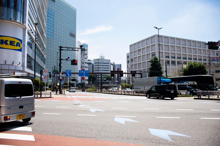 Photo 시부야 시내 풍경: 일본 도쿄에서 2024년 7월 4일 시부야에서 신주쿠로 가는 제브라 단보도에서 교통 도로를 가로지르는 여행객들이 걸어서 기다리고 있다.