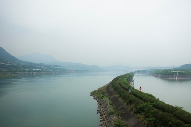 Photo view landscape cityscape yiling city and yangtze or chang jiang river with three gorges corporation hydroelectric gravity dam for chinese people travelers travel visit at yichang city in hubei china