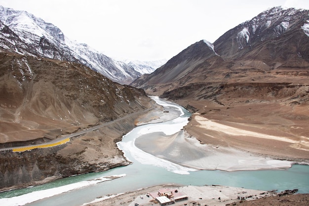 잠무와 카슈미르 인도의 레 라다크(Leh Ladakh)에서 겨울철 동안 스리나가르(Srinagar) 고속도로에서 인더스(Indus)와 잔스카(Zanskar) 강의 합류가 있는 풍경 히말라야 산맥을 볼 수 있습니다.